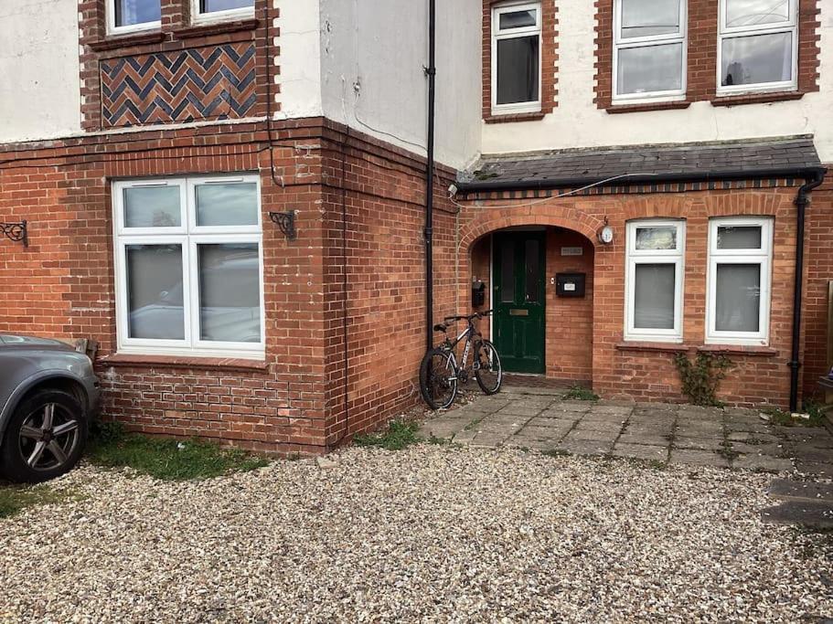 Two Bedroom, Off-Road Parking Ludgershall  Zewnętrze zdjęcie